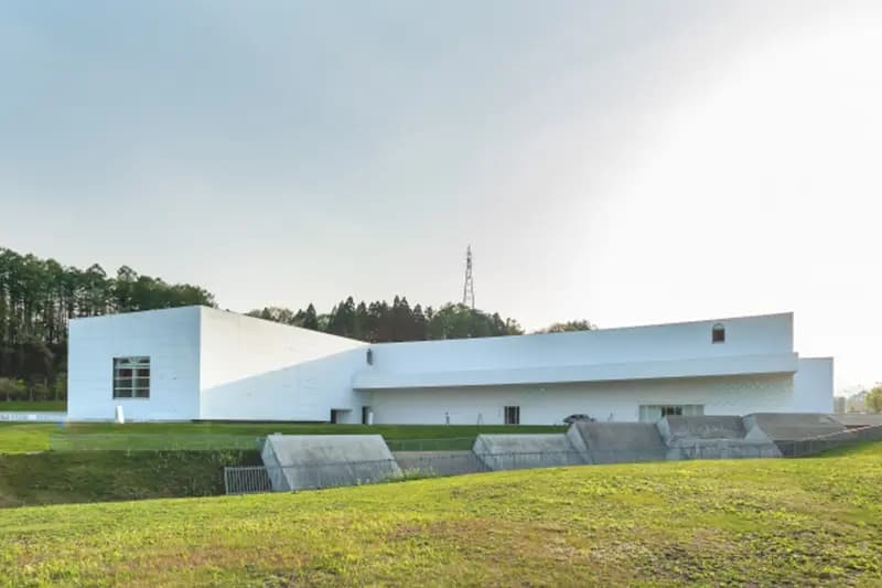 青森県立美術館